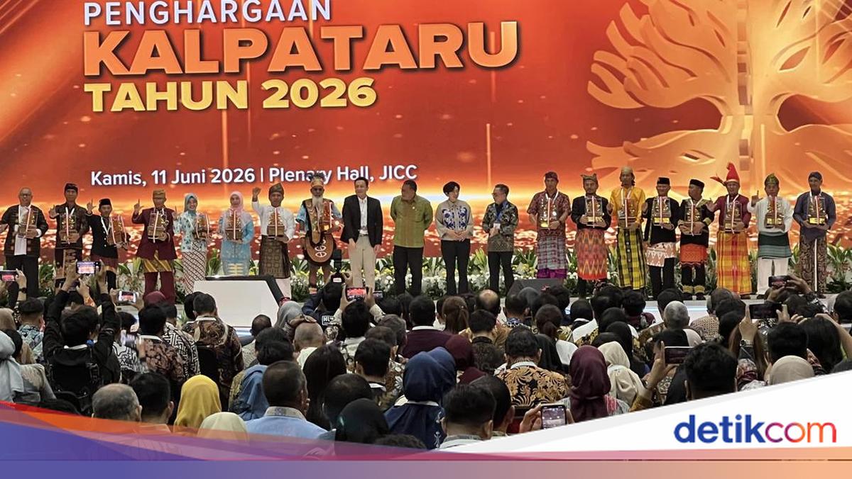 Menteri LH Anugerahkan Lifetime Achievement Award Kalpataru ke Emil Salim