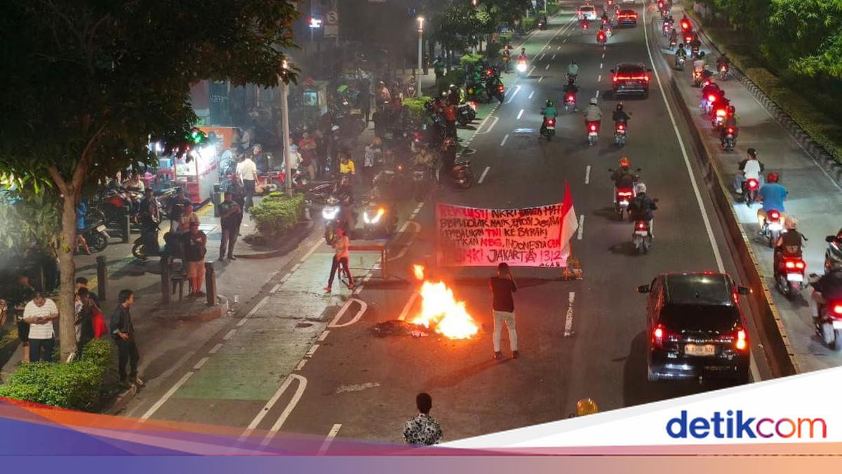 Massa Demo Sempat Bakar Sampah di Jalan Salemba Jakpus, Kini Sudah Kondusif