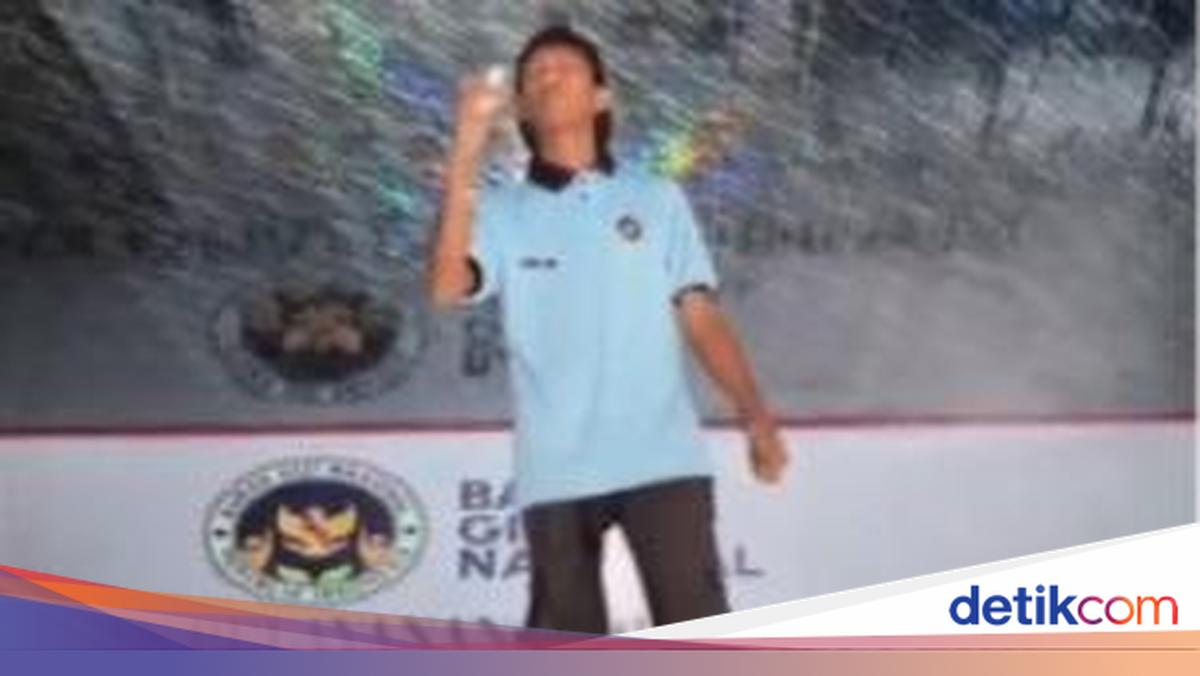 Viral Aksi Debus Relawan SPPG Brebes Makan Kaca Lampu, Begini Ceritanya