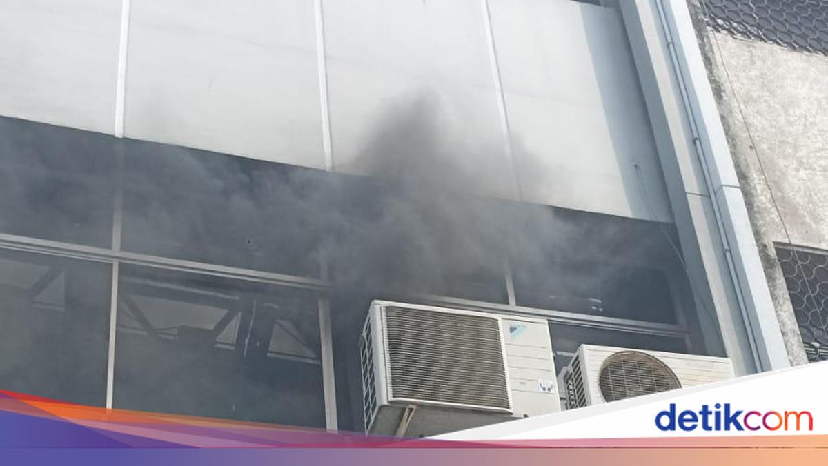 Ruko 3 Lantai di Kemayoran Kebakaran, 60 Personel Damkar Meluncur