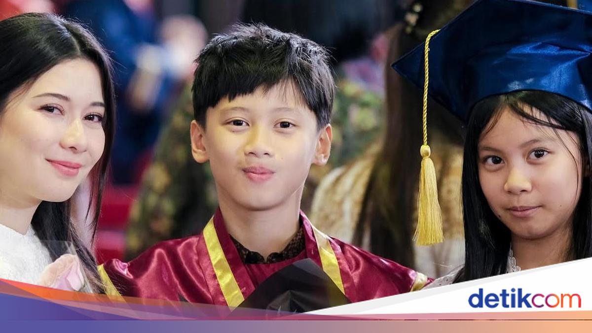 Iris Wullur Cantik Menawan Hadiri Wisuda Anak