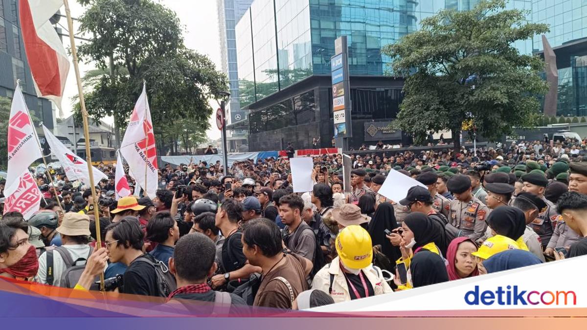 Mahasiswa UI Belum Bisa Capai Bundaran HI, Tertahan di Tosari