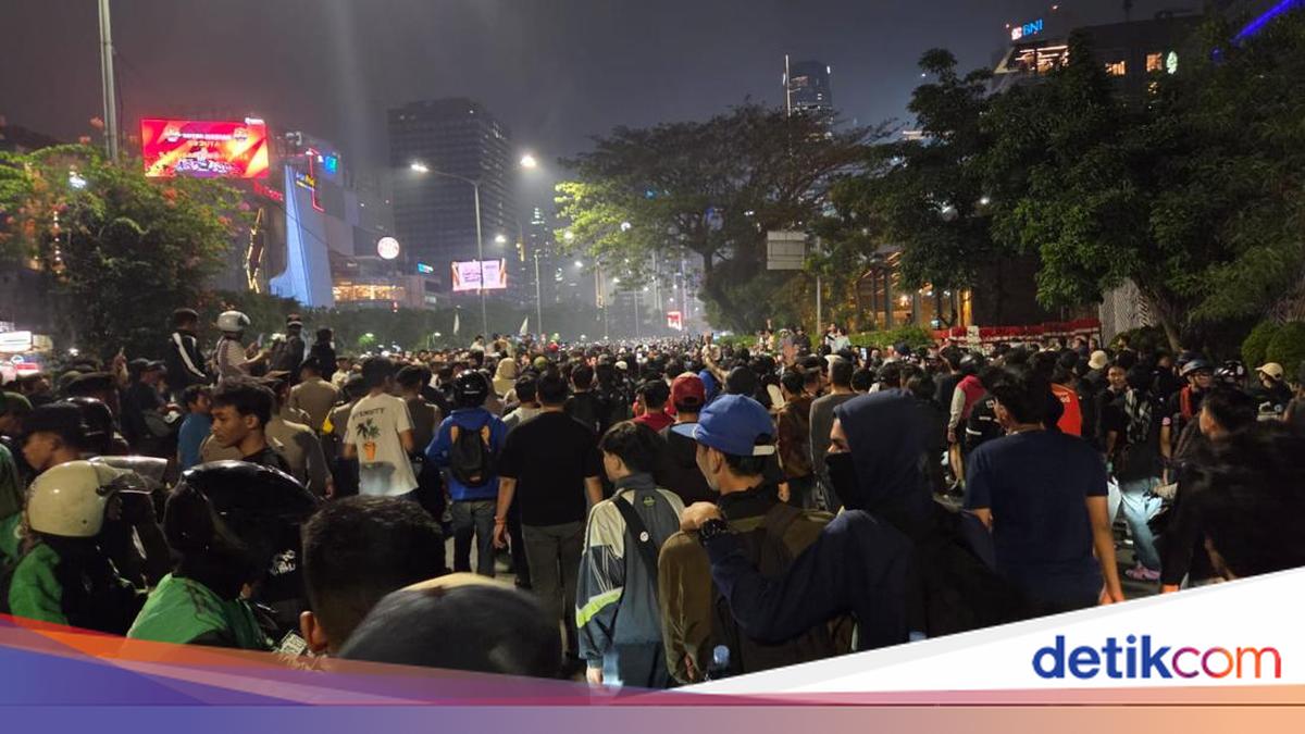 Mahasiswa Bubarkan Diri, Masih Ada Massa Bertahan di Tosari Dekat Bundaran HI