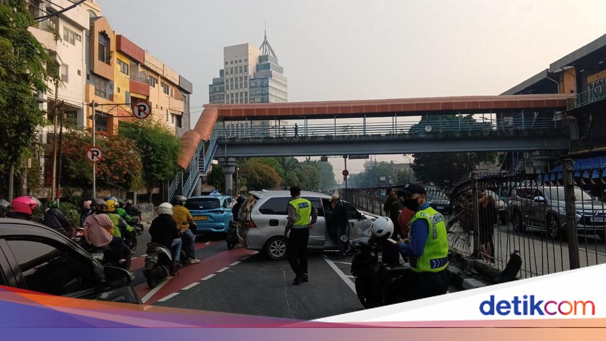 Mobil Hantam Pagar Pembatas Jalan di Pasar Senen Arah Gunung Sahari Jakpus
