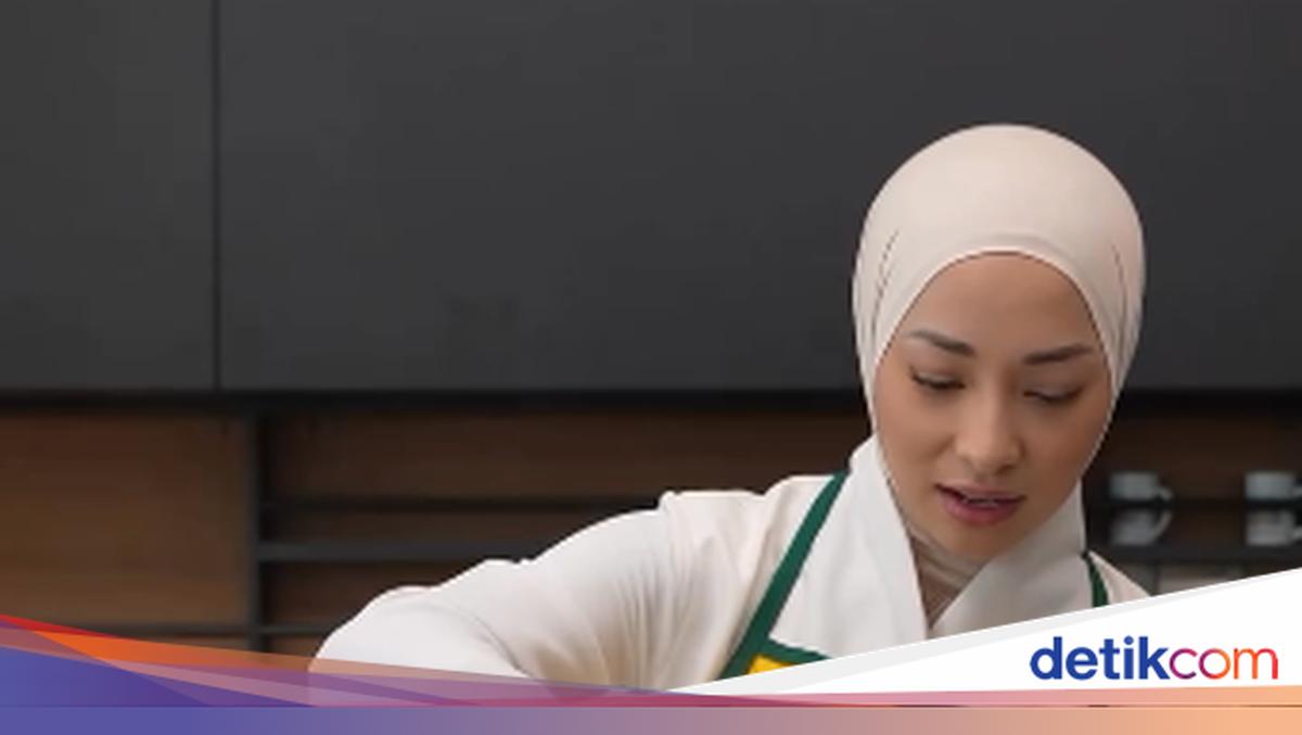 Keseruan Nikita Willy Masak Buat Keluarga, Bikin Mie Goreng dan Steak!