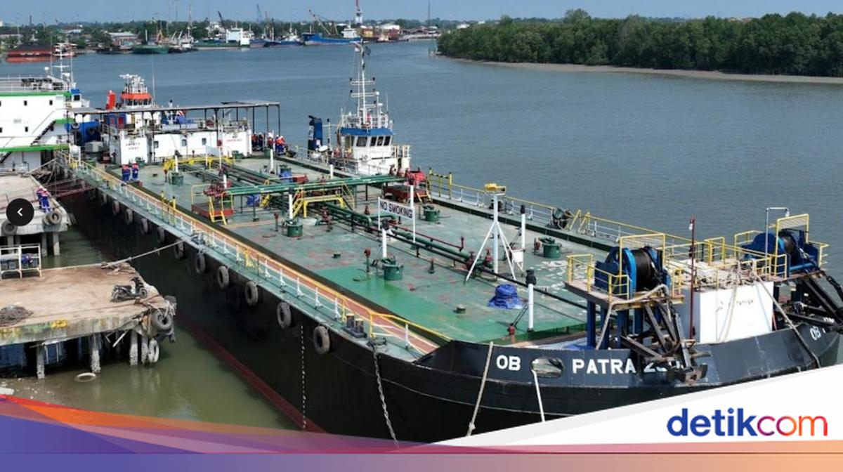 Pertamina Perluas Energi Bersih Lewat Pemasangan PLTS di Kapal Oil Barge
