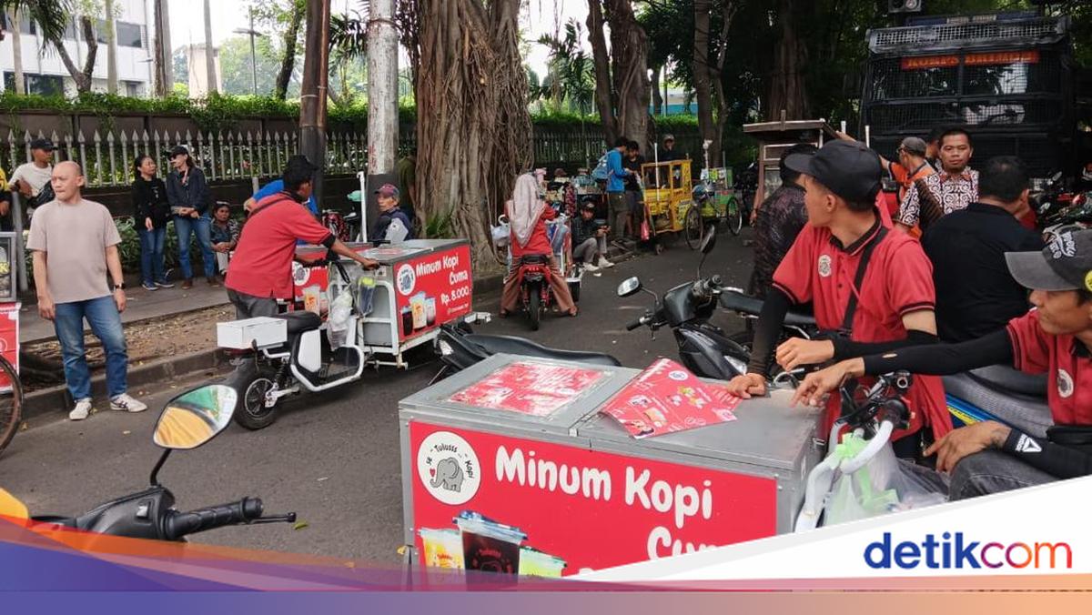 Demo Mahasiswa Belum Mulai, PKL Sudah Berebut Lapak di Lokasi