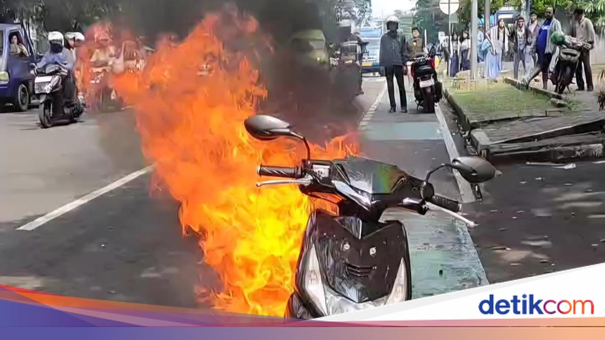 Motor Terbakar di Jalan Pajajaran Bogor, Api Muncul dari Mesin