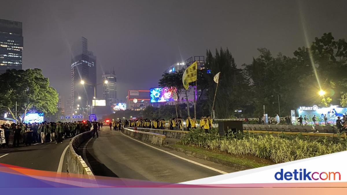 Sejumlah Mahasiswa di Tosari Membubarkan Diri, Long March Menuju Semanggi