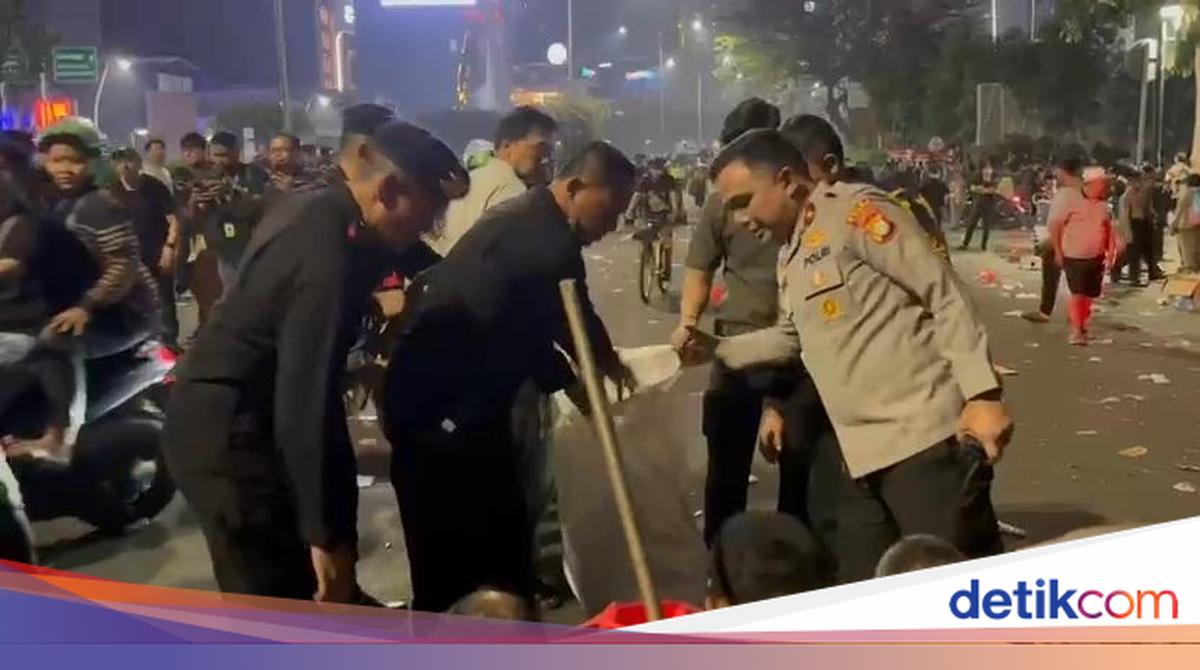 Wakapolda Metro Pimpin Bersih-bersih Sampah di Thamrin Usai Demo Mahasiswa