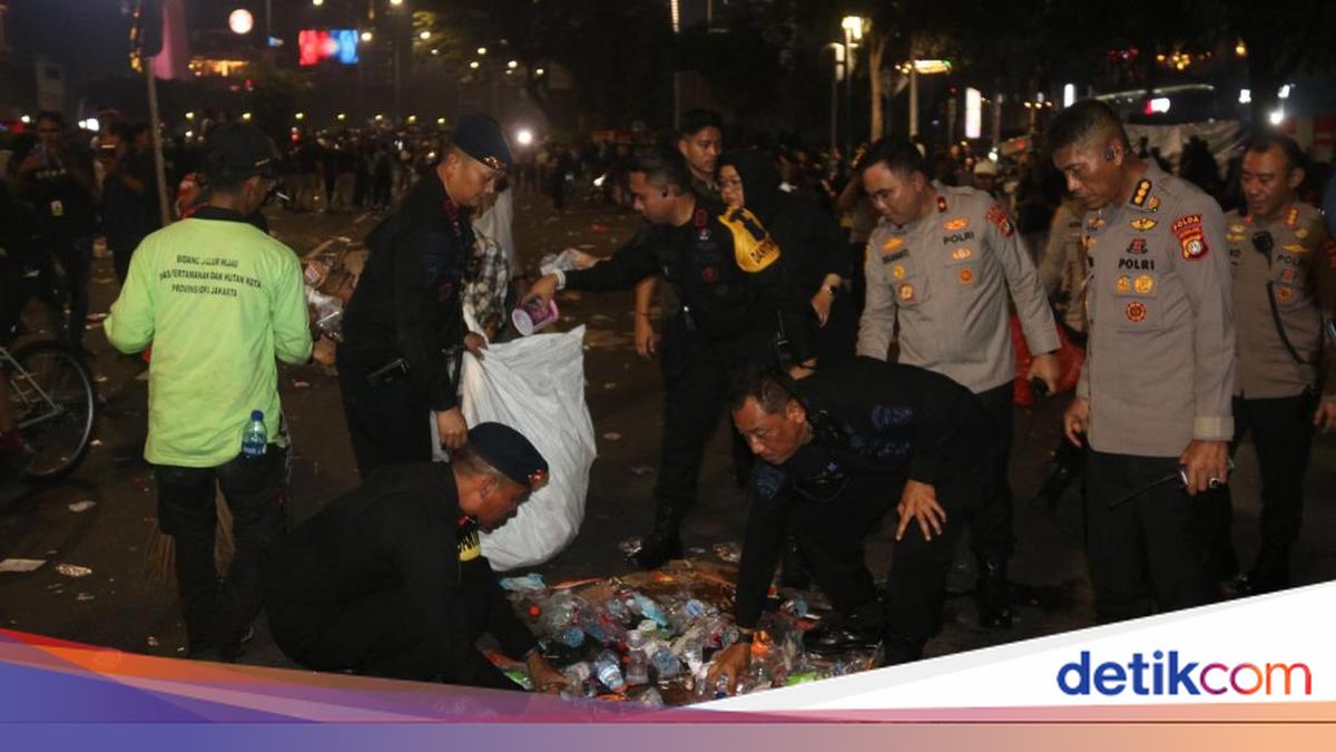 Wakapolda Metro Pimpin Bersih-bersih Sampah di Thamrin Usai Demo Mahasiswa
