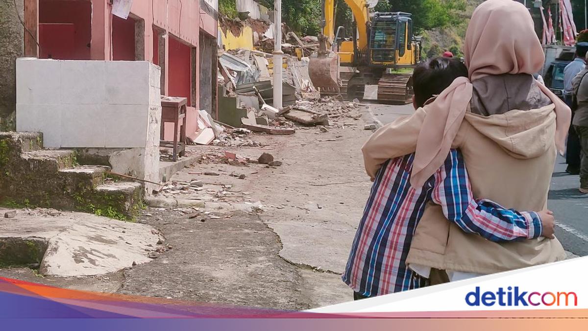 Satpol PP Bongkar Ratusan Kios Ilegal di Jalur Puncak Cianjur