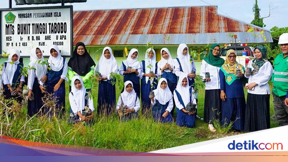 Perkuat Kepedulian Lingkungan, NHM Gelar Aksi Bersih Pantai &amp; Penghijauan