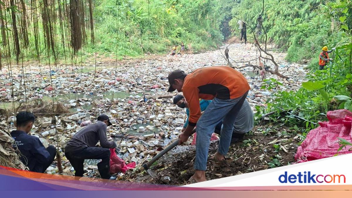 Sungai Cibanten Dipenuhi Sampah, Pemkot Serang dan Warga Turun Bersih-bersih