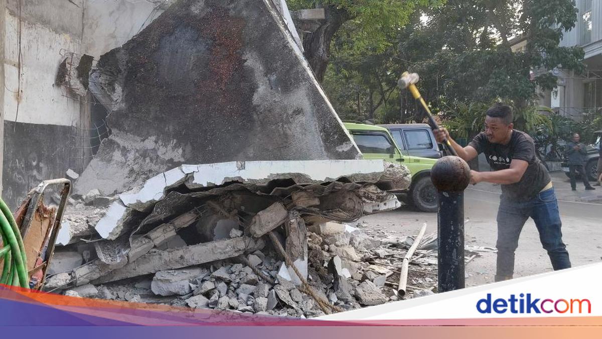 Asal-usul Garasi di Atas Trotoar Bandung yang Kini Dibongkar