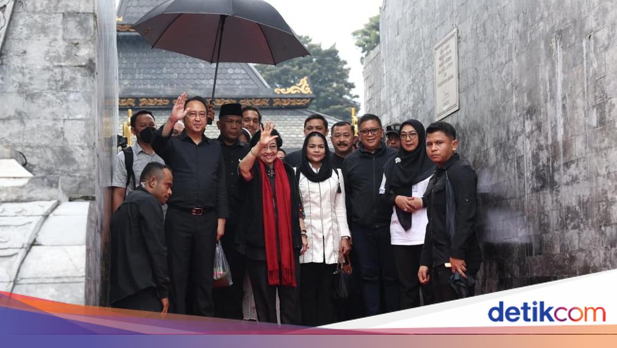 Megawati Ziarah Makam Bung Karno di Blitar Didampingi Keluarga