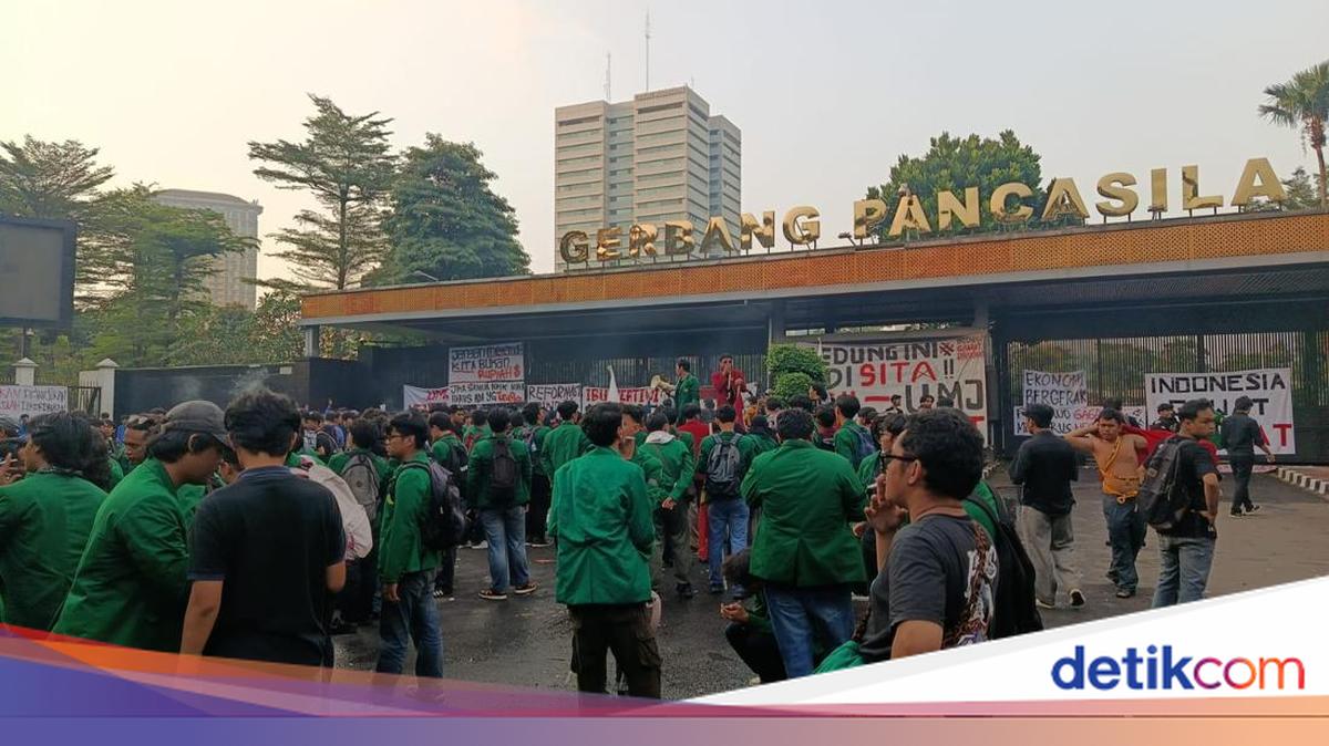 Mahasiswa Juga Gelar Demonstrasi di Pintu Belakang DPR