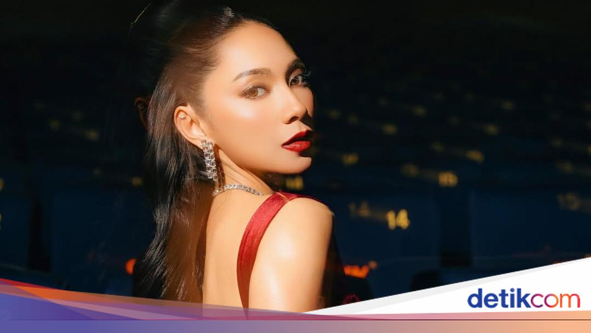 Pesona Paripurna Dinda Kirana Bergaun Merah