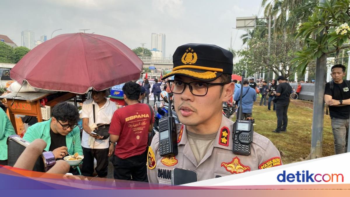 Polisi Terluka Saat Halau Massa Demo Bakar Ban di DPR