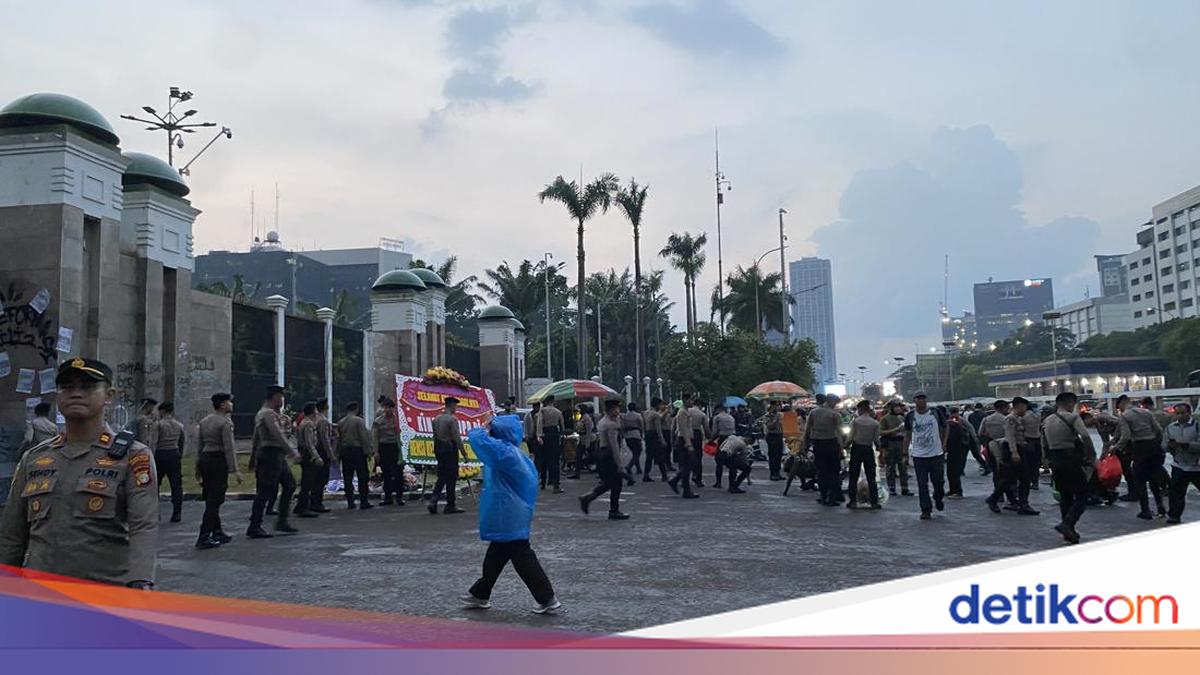 Mahasiswa Bubarkan Diri dari Depan DPR, Long March ke Arah Semanggi