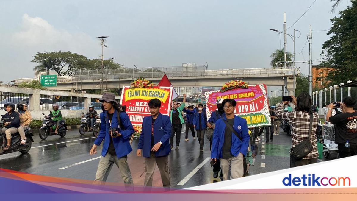 Demo Depan Gedung DPR, Massa Mahasiswa Bawa Karangan Bunga Sindir Pemerintah