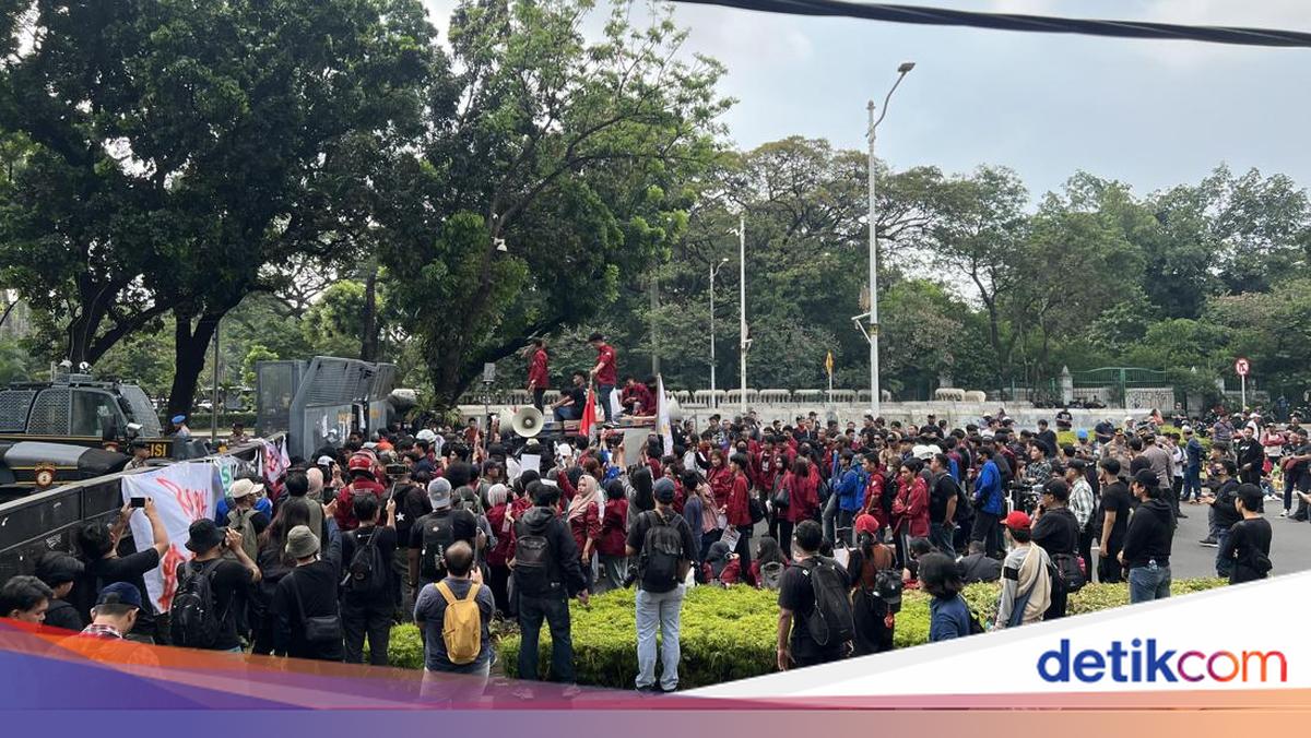 Long March dari Tugu Tani, Massa Mahasiswa Tiba di Sebelum Simpang Patung Kuda