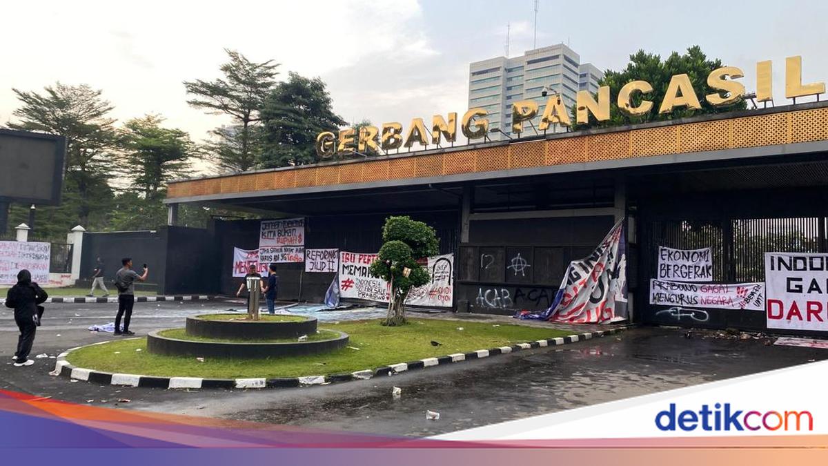 Massa Mahasiswa Bubarkan Diri dari Gerbang Belakang DPR