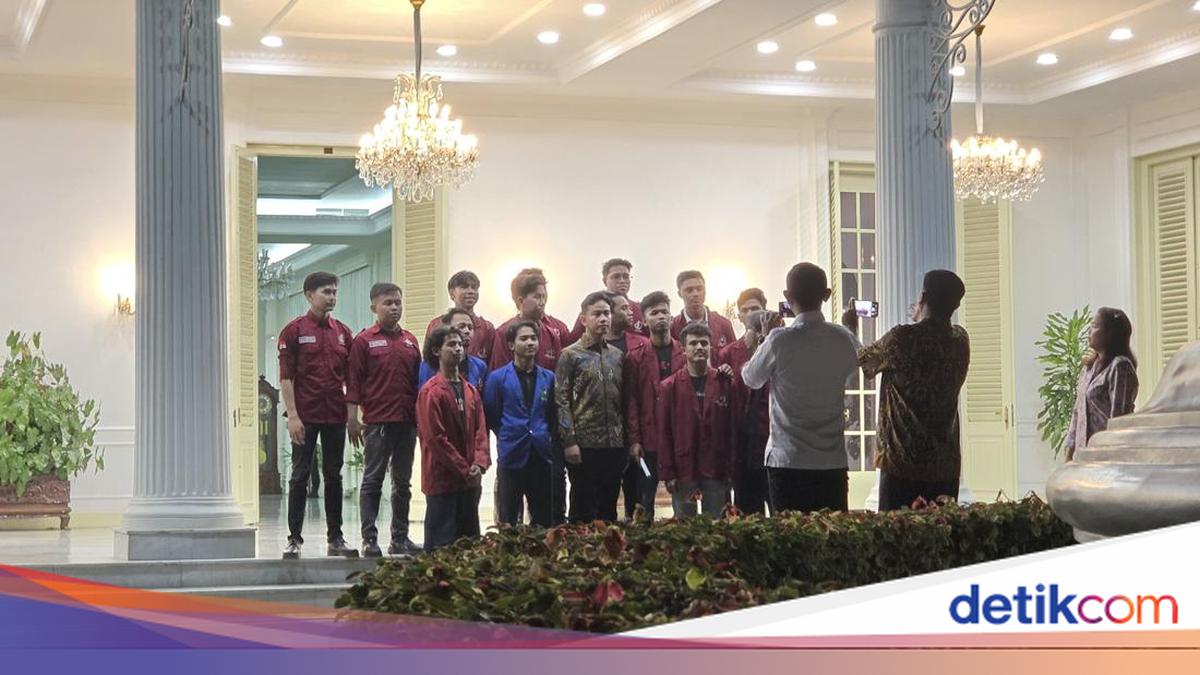 Wapres Gibran Sambut Aspirasi Mahasiswa, Catat di Buku Kecilnya