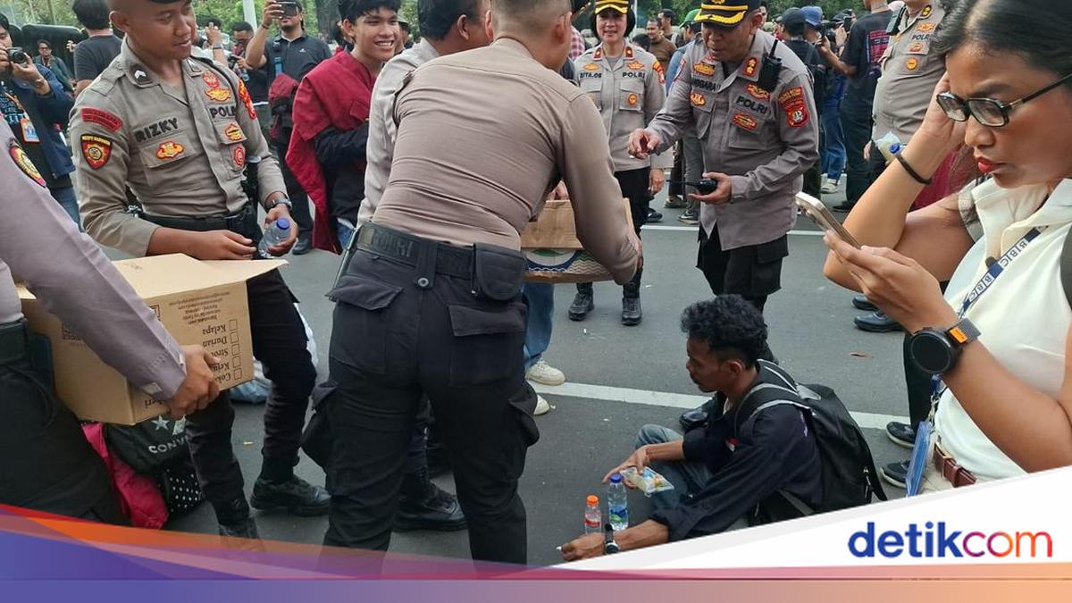 Polisi Bagikan Air Mineral dan Roti ke Massa Mahasiswa di Silang Monas