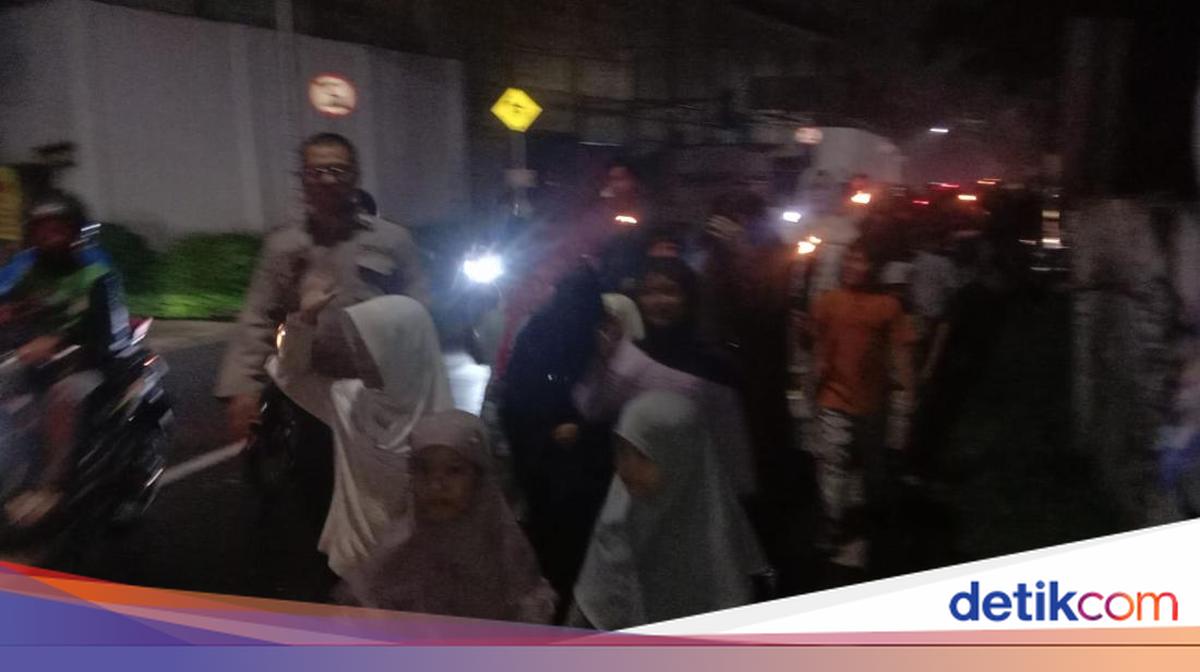Ratusan Warga Ciputat Turun ke Jalan Gelar Pawai Obor, Polisi Mengawal