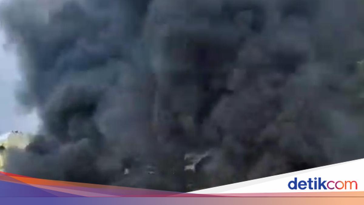 Truk Terbakar di Kalideres, Asap Hitam Membubung