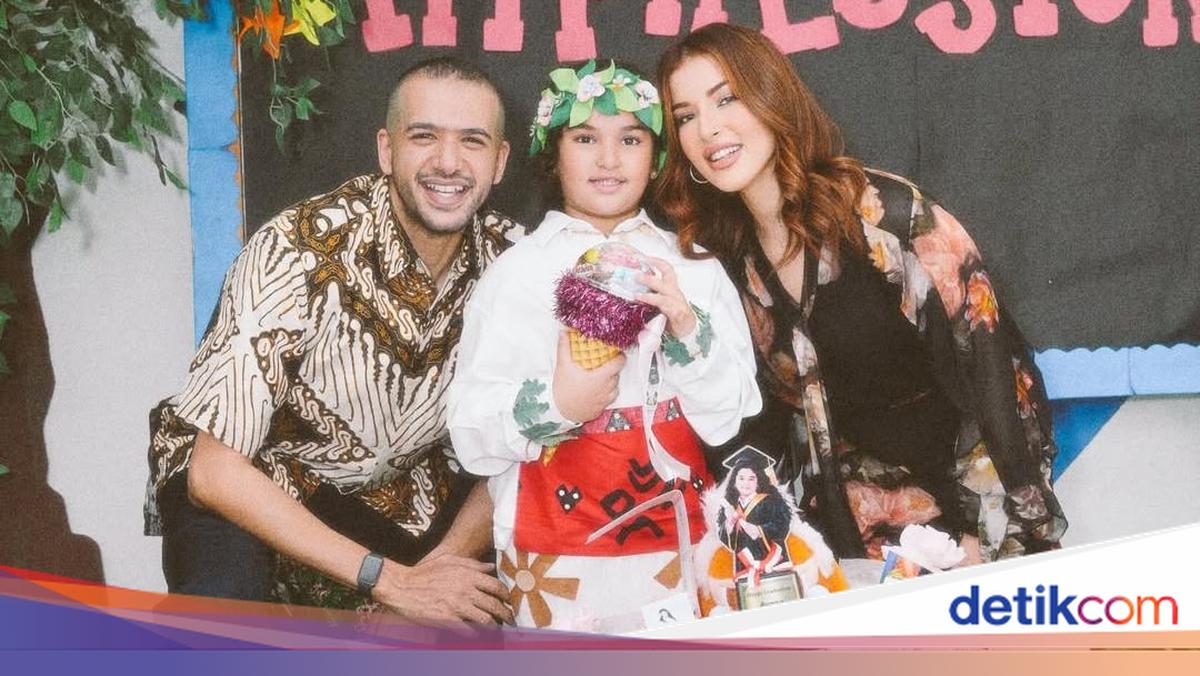 Tasya Farasya Unggah Foto Anak Lulus TK, Mantan Suami Disorot