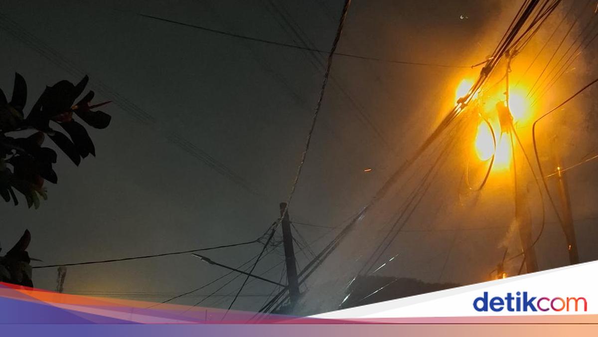 Tiang Listrik di Cipayung Depok Terbakar, Diduga Akibat Korsleting