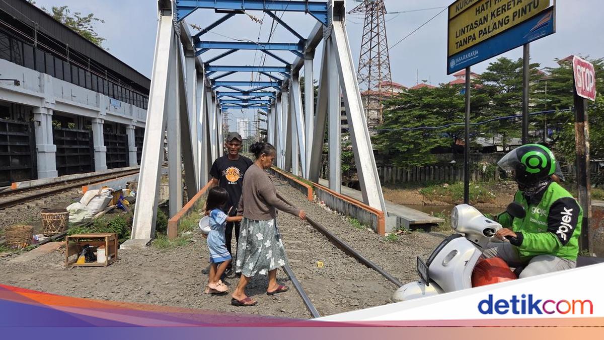 Viral Ojol Bawa Penumpang Lewat Jembatan Rel di Petamburan, Ini Kata Warga
