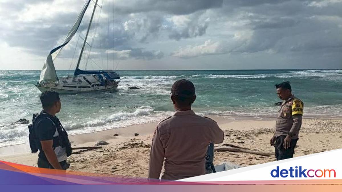 Yacht Berbendera Australia Terdampar Tanpa Awak di Pantai NTT, Polisi Selidiki