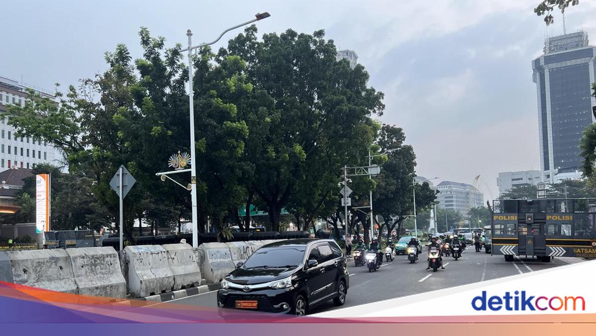 Massa Aksi di Patung Kuda Jakpus Bubarkan Diri, Lalin Kembali Normal