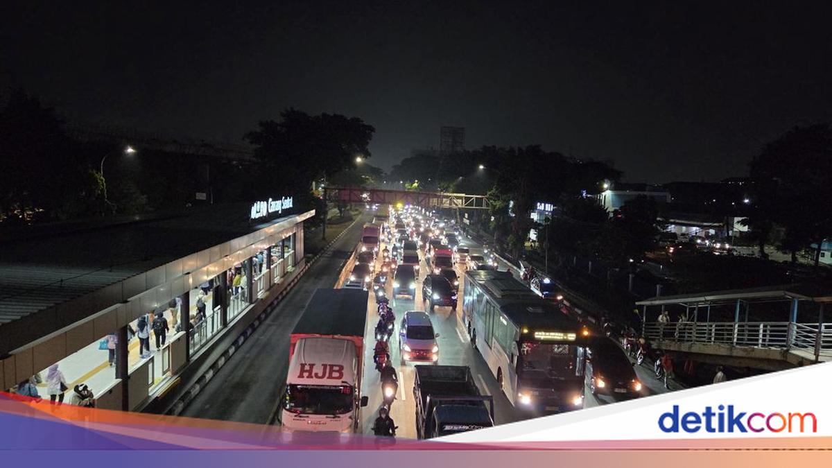 Mahasiswa Demo di Depan Kampus UKI Jaktim Bubar, Lalin Masih Padat