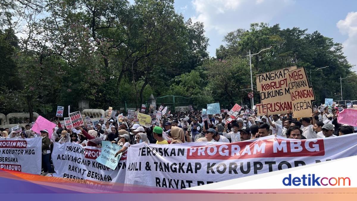 Massa Gelar Aksi di Patung Kuda, Dukung MBG Dilanjutkan