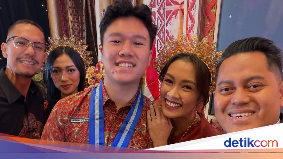 Potret Adem Melanie Putria-Angga Puradiredja Kompak Hadiri Kelulusan Anak