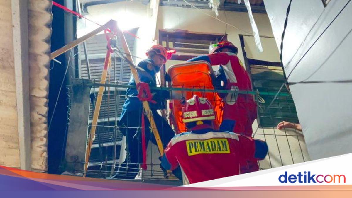 Damkar Evakuasi Jenazah Berbobot 120 Kg dari Rumah Lantai 2 di Jaktim