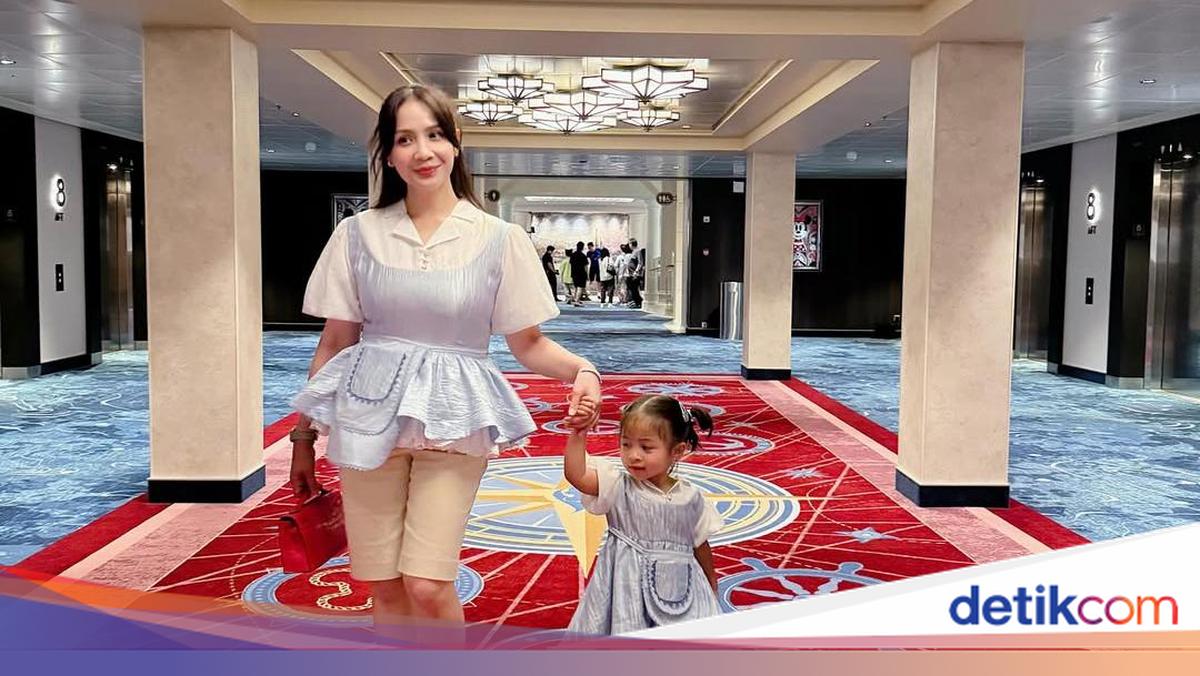 Gemas! Nagita Slavina dan Lily Pakai Baju Kembaran Nih