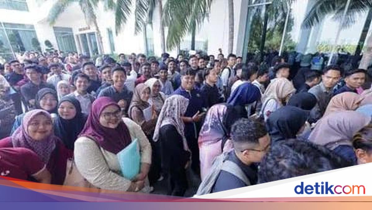 Ribuan Orang Ini Antre 2 Km buat Dapat Gaji Rp 15 Juta/Bulan