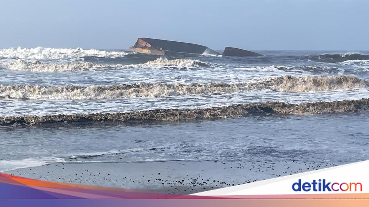 Kapal Tongkang Batu Bara Bocor, Pantai Sukaresik Pangandaran Menghitam