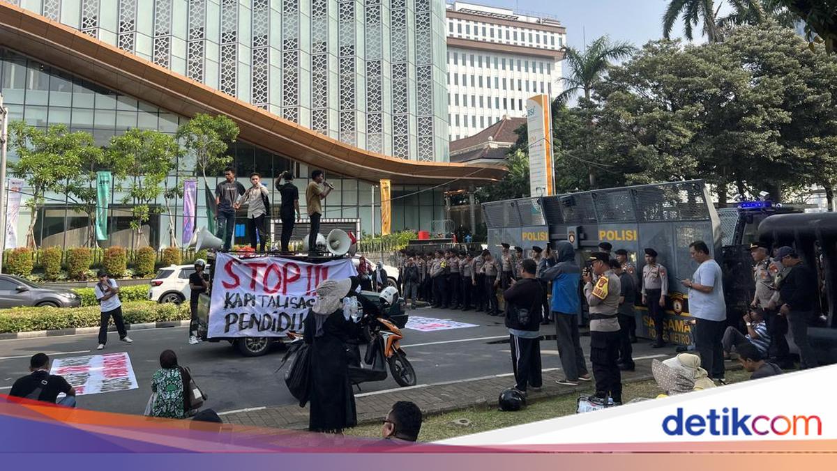 Massa Tolak MBG Juga Gelar Aksi di Patung Kuda, Terpisah dari Massa Dukung MBG