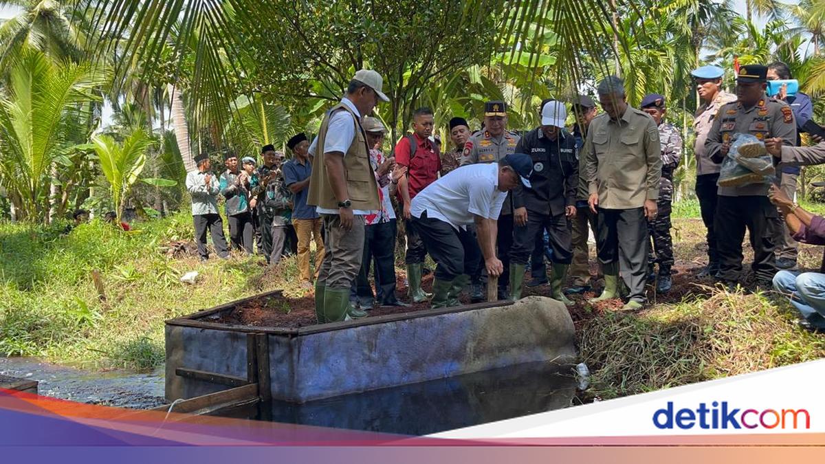 Didampingi Kapolda Riau, Menteri LH Cek Kanal Cegah Karhutla di Pelalawan