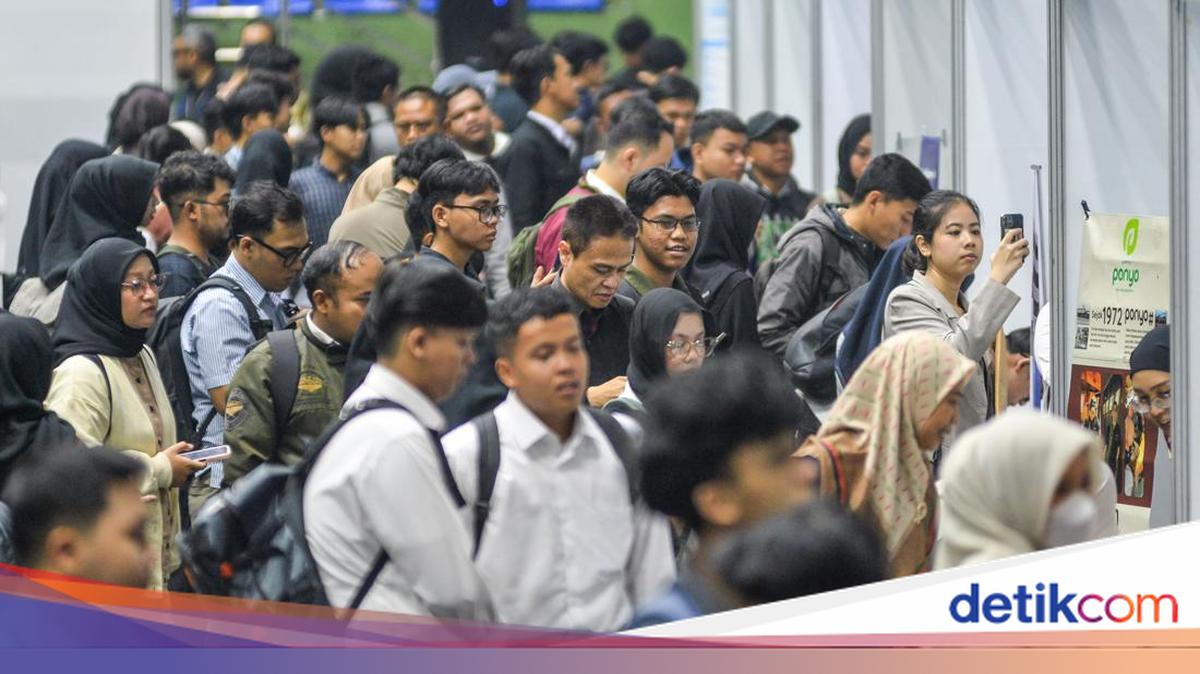 Pencari Kerja Serbu Bursa Kerja