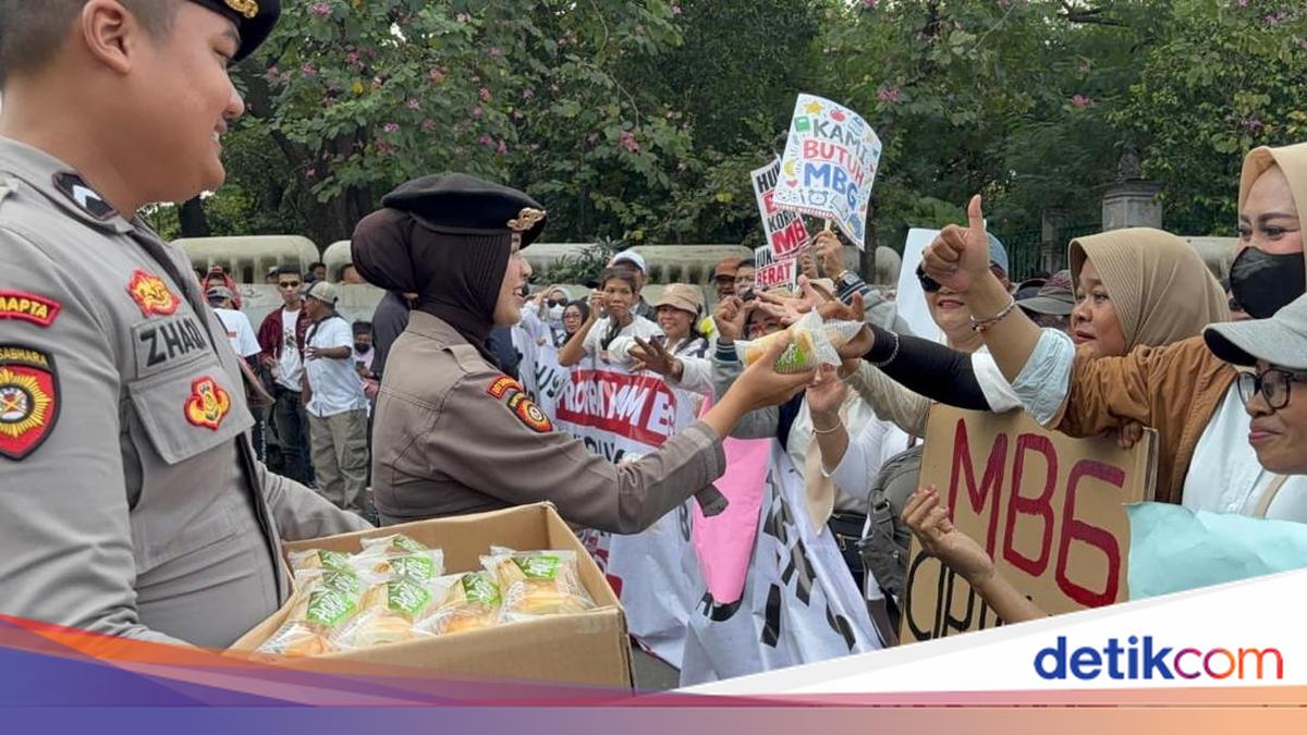 Aksi Humanis Polwan Negosiator Hadir Layani Massa Demo di Monas
