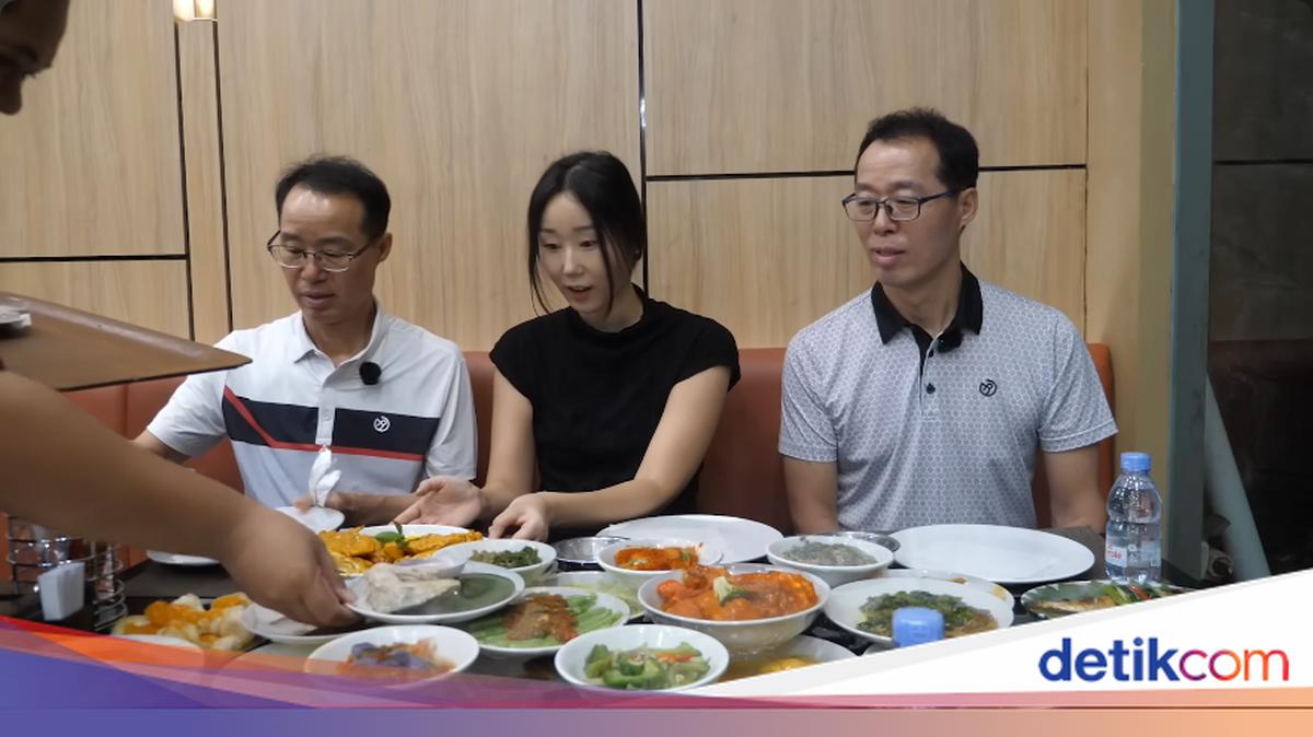 Bapak-bapak Korea Makan Nasi Padang, Kaget Lihat Semua Lauk Dihidang!
