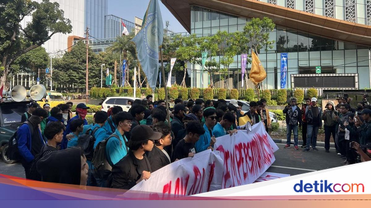 Massa Mahasiswa Demo di Patung Kuda Jakpus, Minta Diskusi dengan Pemerintah