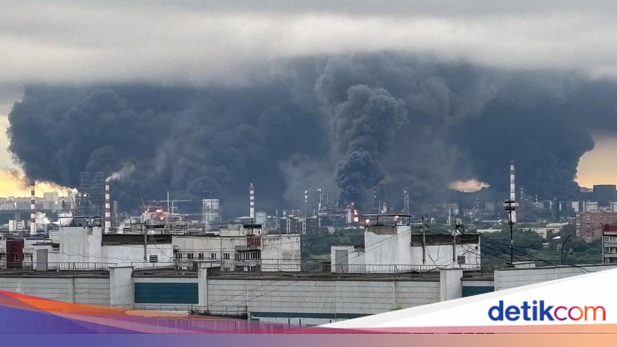 Geger 'Hujan Minyak Hitam' di Moskow Usai Ukraina Gempur Kilang Minyak
